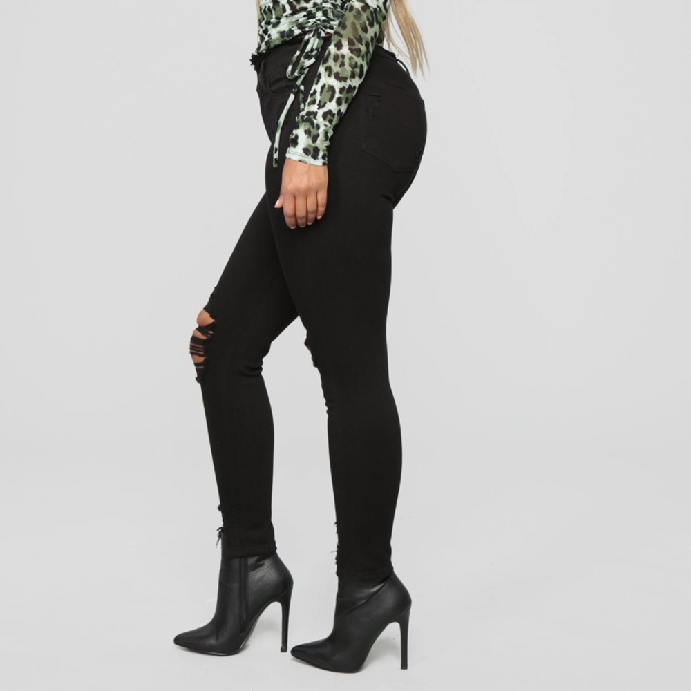 Black distressed jeans FASHION NOVA